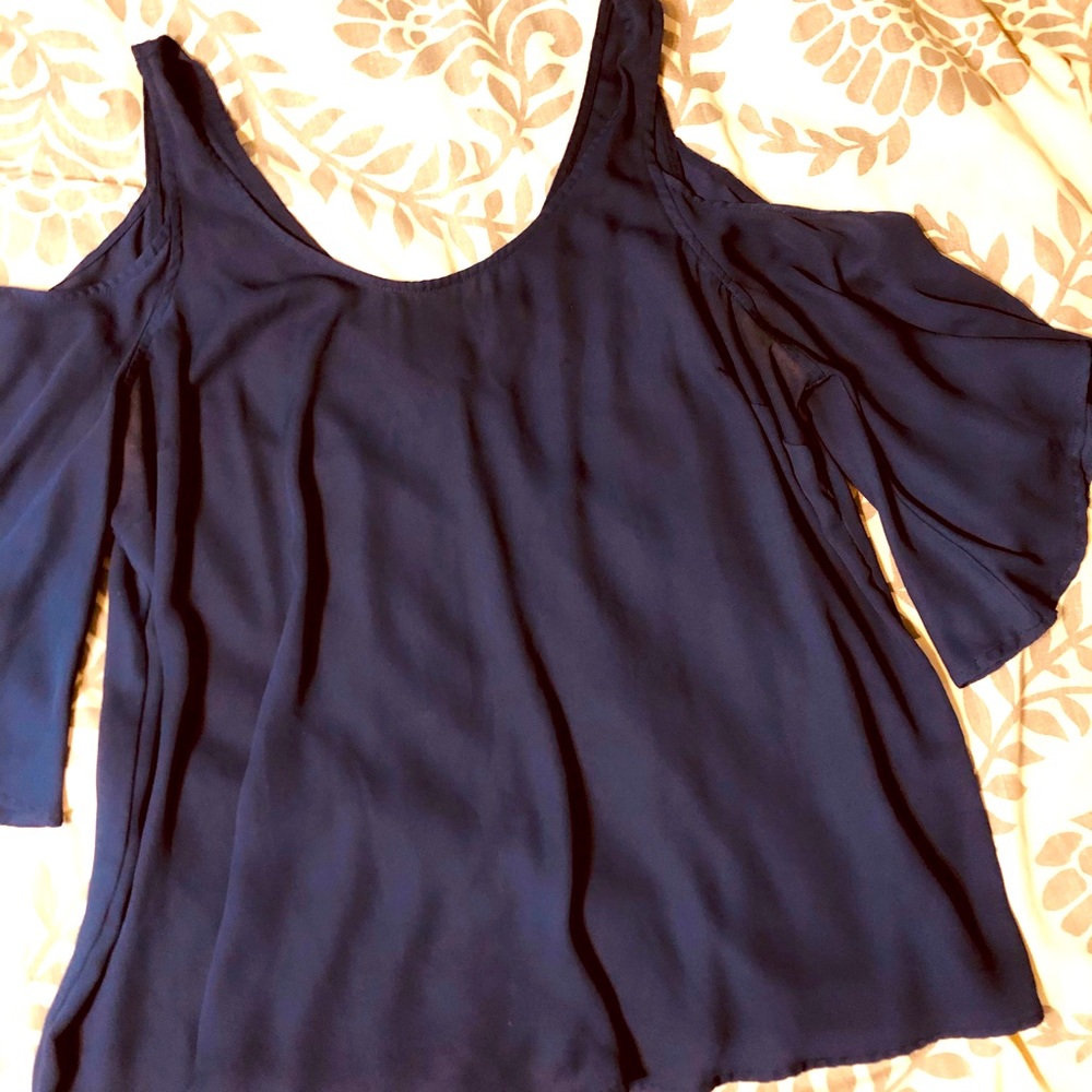 Torrid cold shoulder many flowy top. Size 2